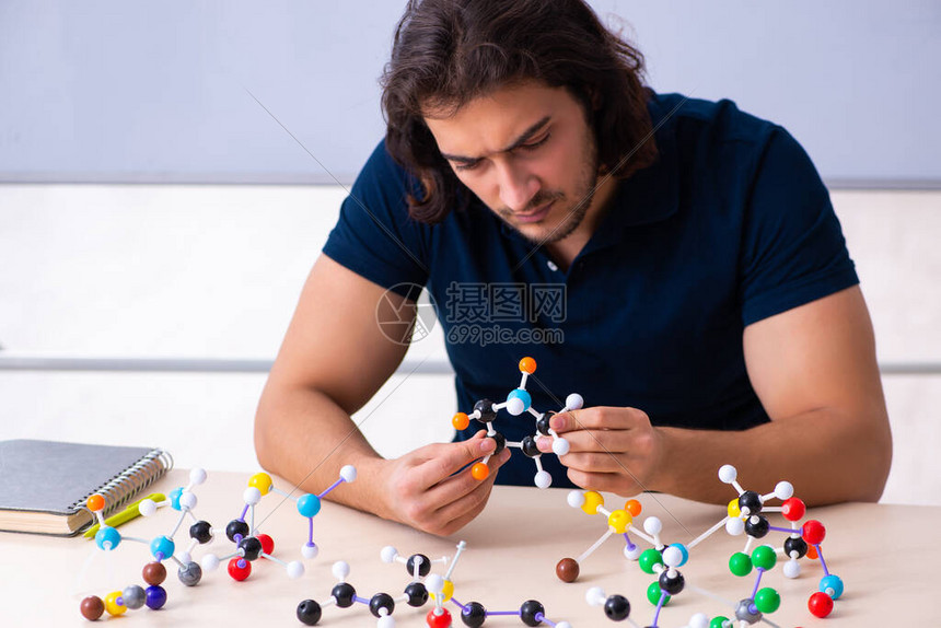 科学家们在正经科研中玩梗的认真态度 在严肃的学术领域中巧妙运用幽默