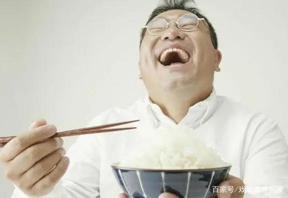 法医怀疑饱腹堵住气管致死
