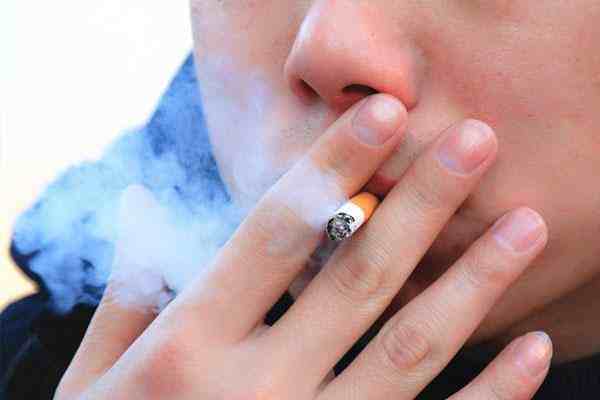 身上有烟味抱宝宝 隐患还是无妨 揭开香烟对新生儿健康的危害