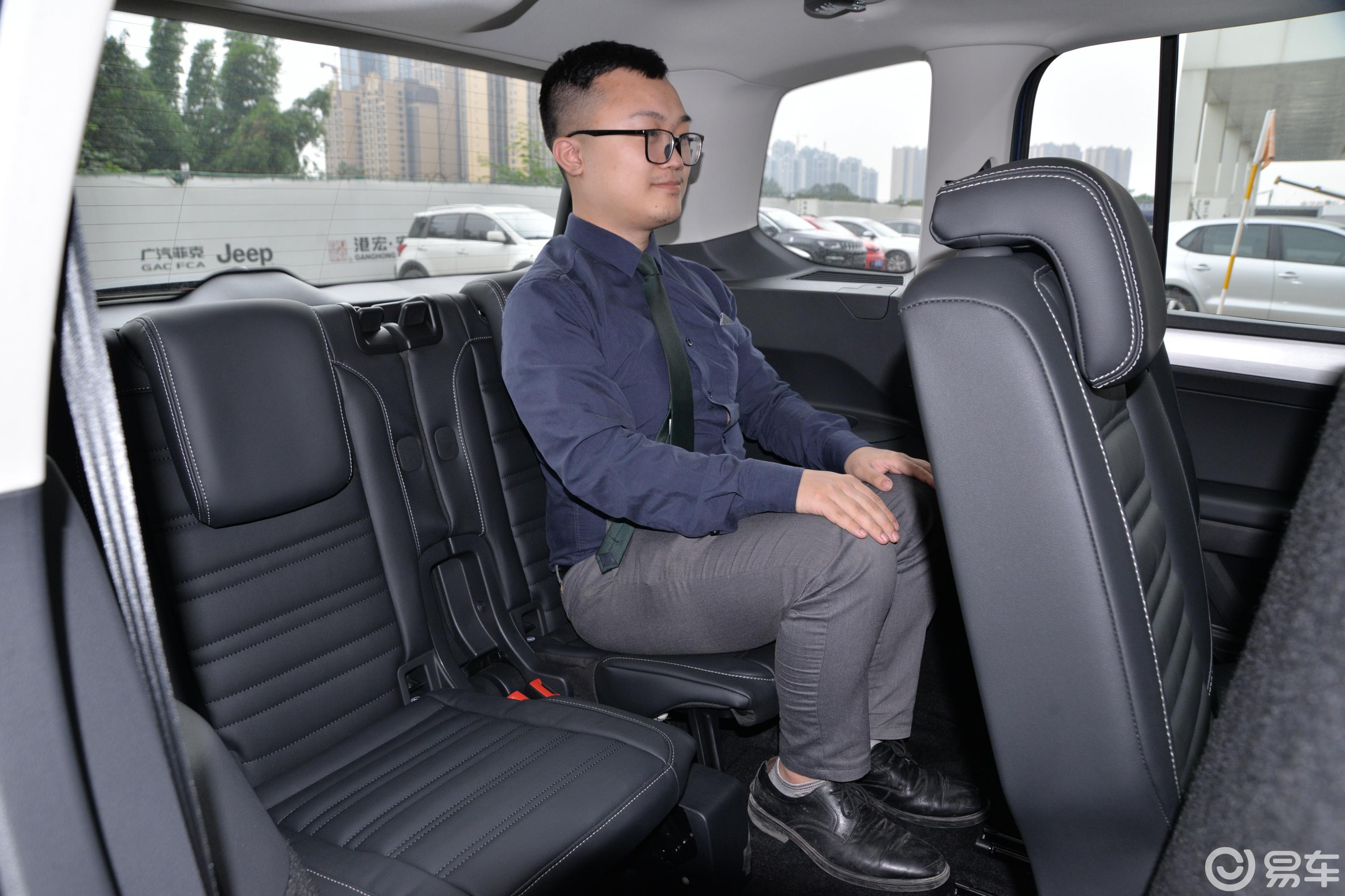 车内4位VIP享受